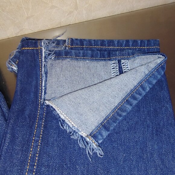 31 X 38 BUTTON FLY ** 501 ** INDIGO LEVI’S that are just as Clean as a Whistle.. - Picture 4 of 7